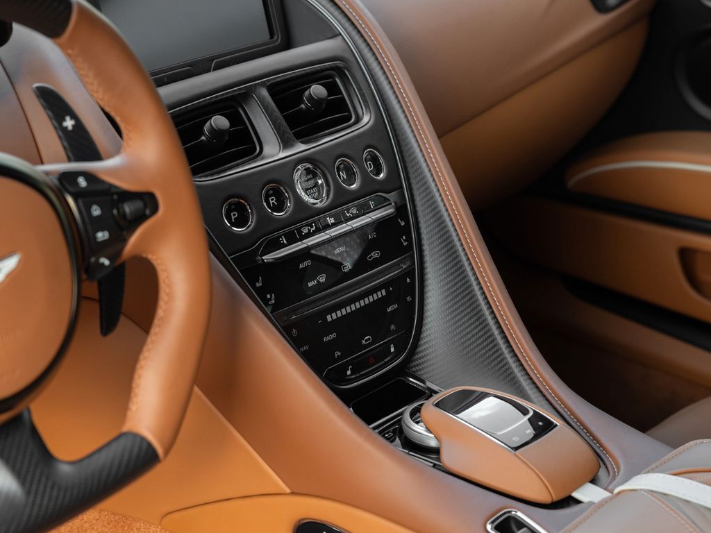 Aston Martin DBS 2024