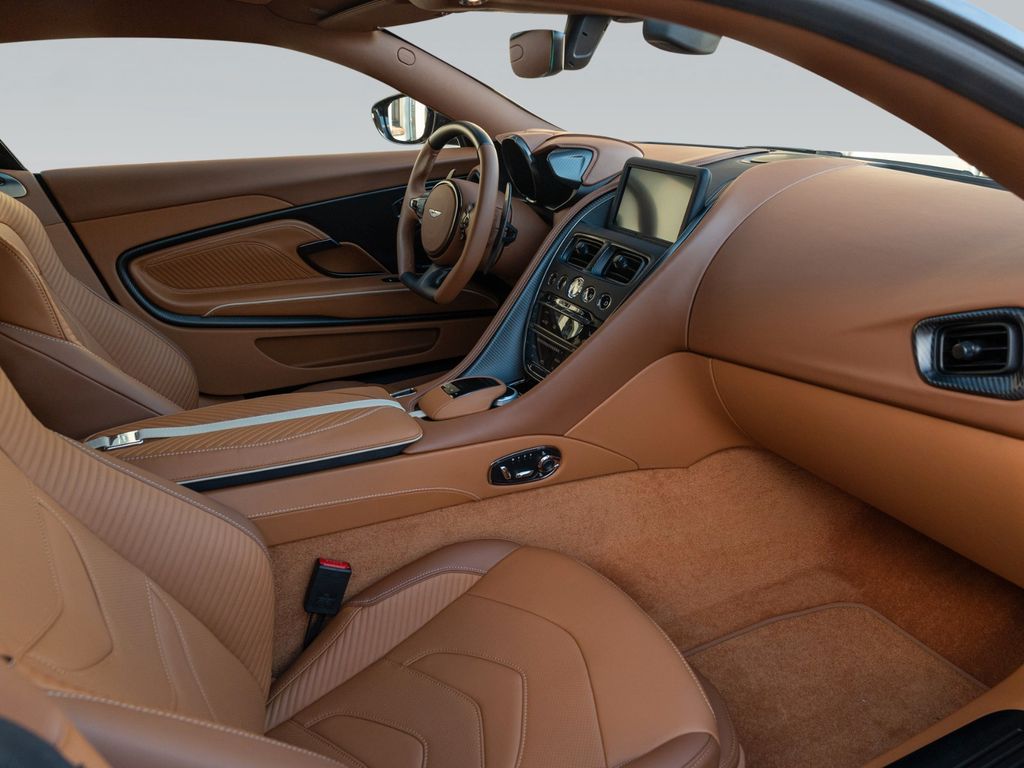 Aston Martin DBS 2024