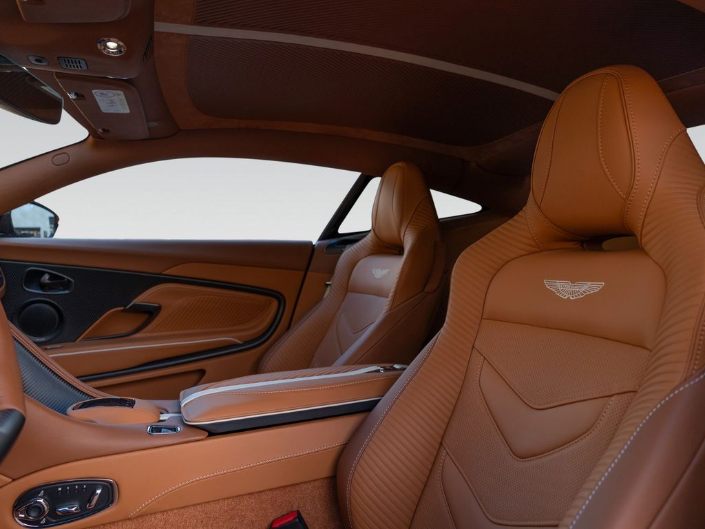 Aston Martin DBS 2024