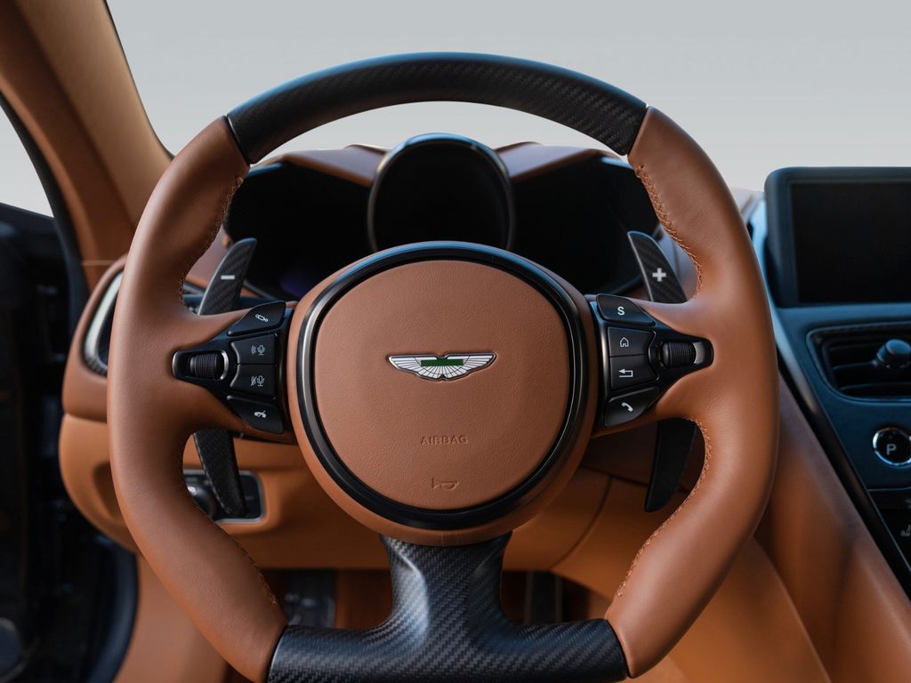 Aston Martin DBS 2024