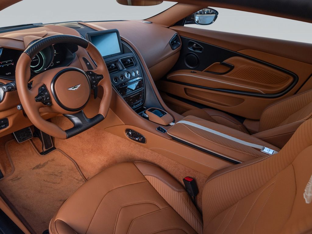 Aston Martin DBS 2024