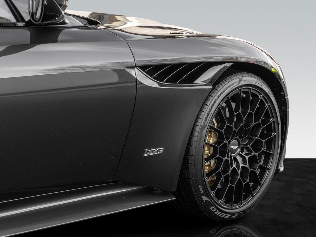 Aston Martin DBS 2024