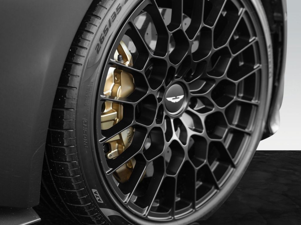 Aston Martin DBS 2024