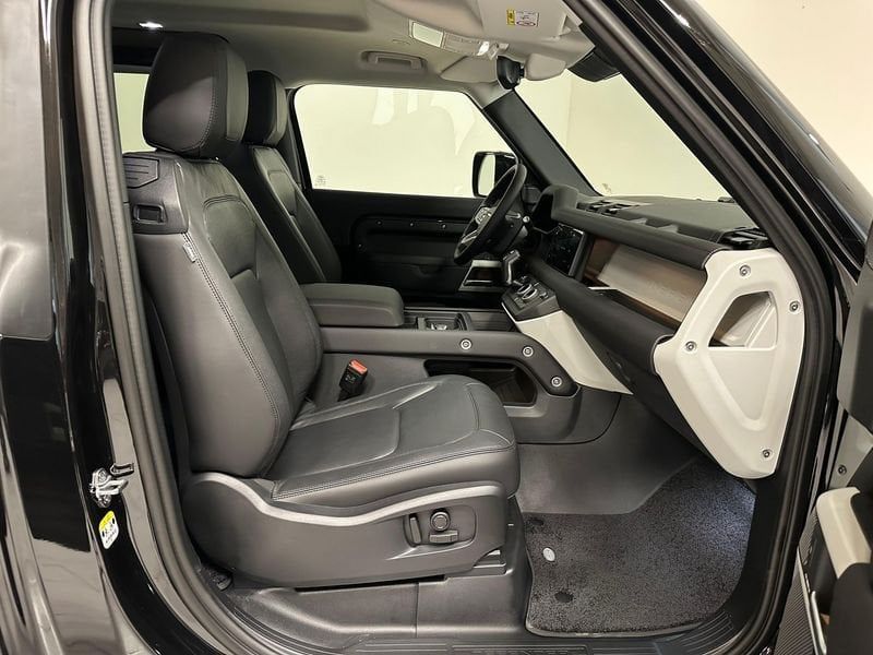 Land Rover Defender 2024