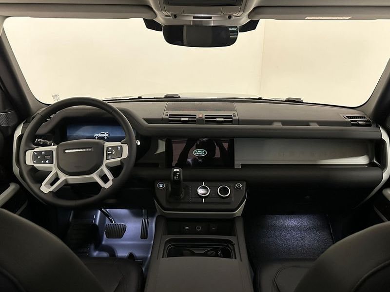 Land Rover Defender 2024