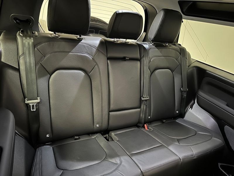 Land Rover Defender 2024