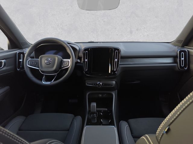 Volvo XC40 2025