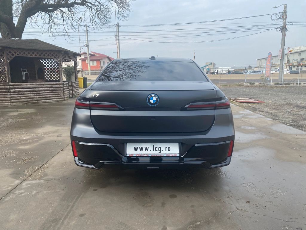BMW i7