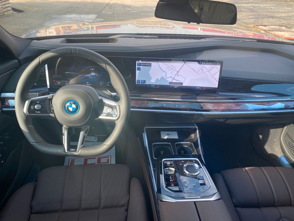 BMW i7