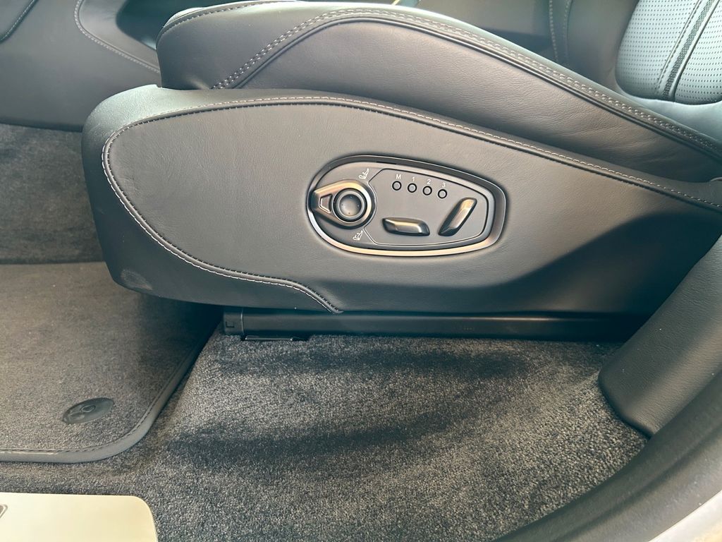 Aston Martin DBX 2025