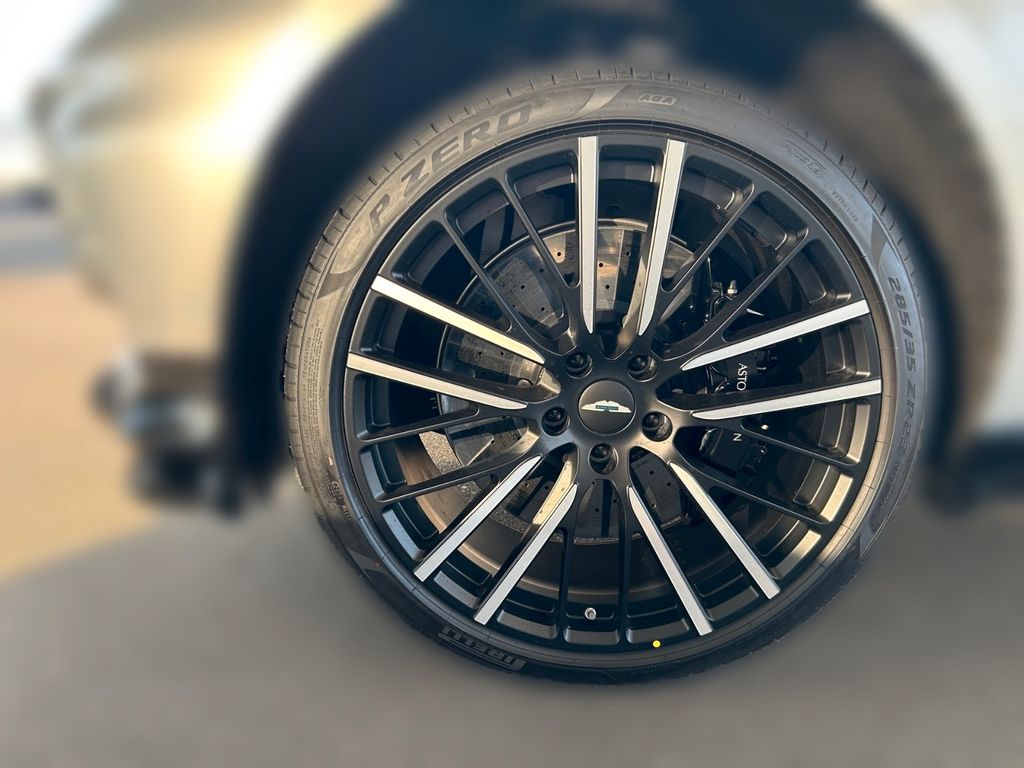 Aston Martin DBX 2025