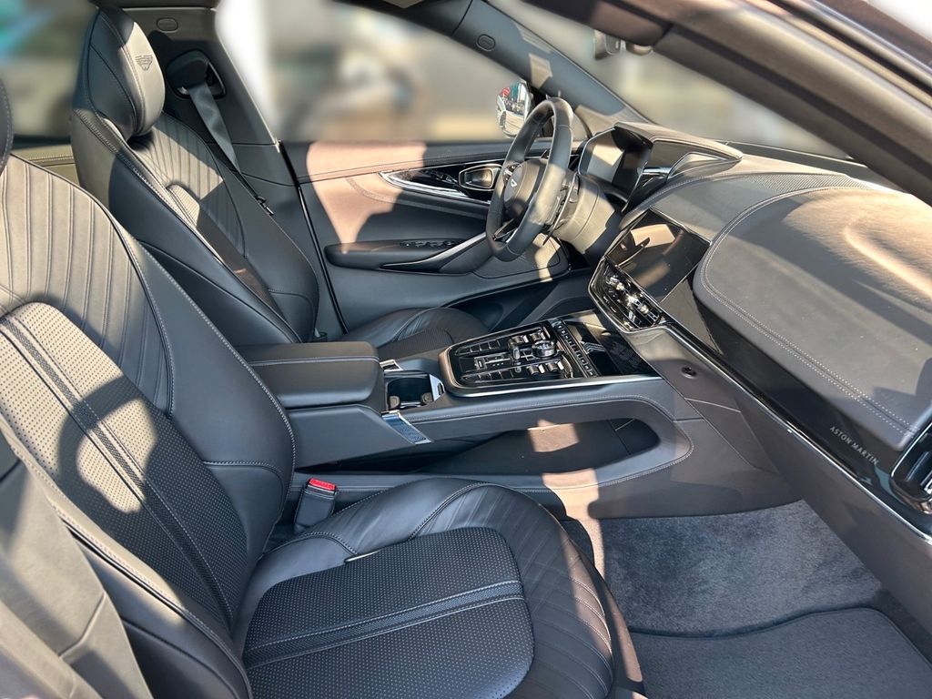 Aston Martin DBX 2025
