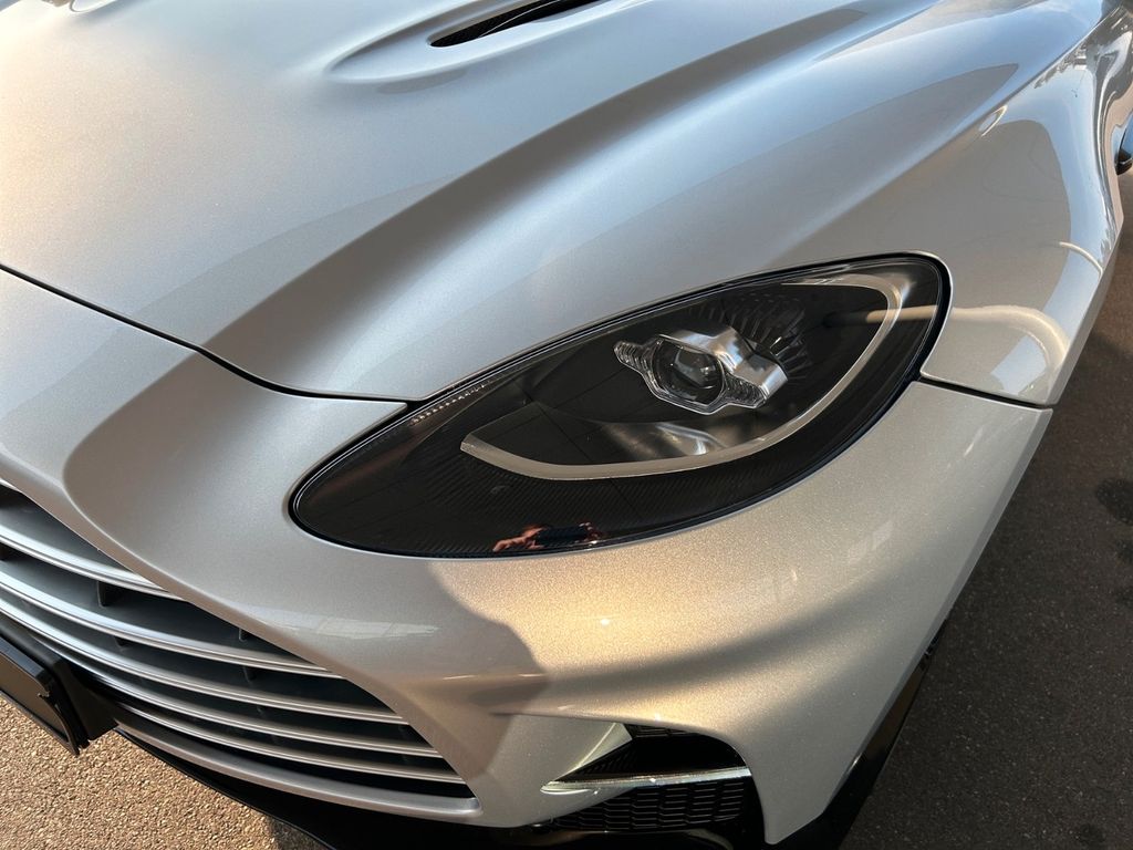 Aston Martin DBX 2025