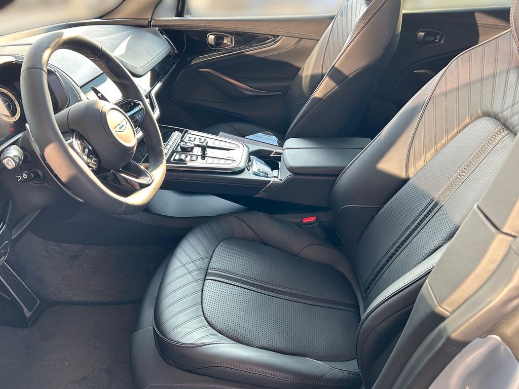 Aston Martin DBX 2025