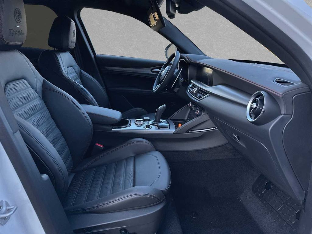Alfa Romeo Stelvio 2025