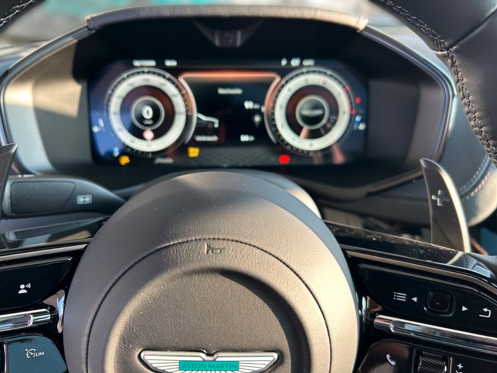 Aston Martin DBX 2025