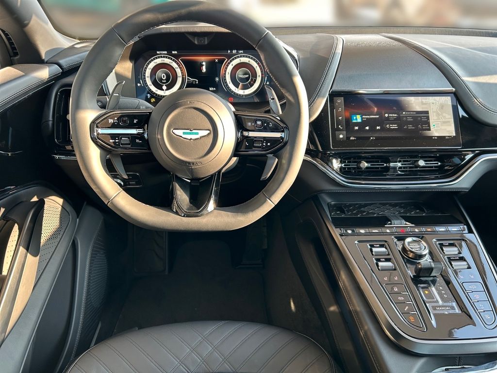 Aston Martin DBX 2025