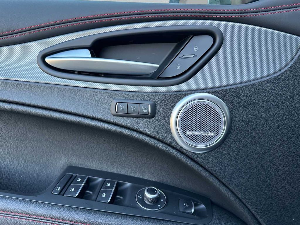 Alfa Romeo Stelvio 2025