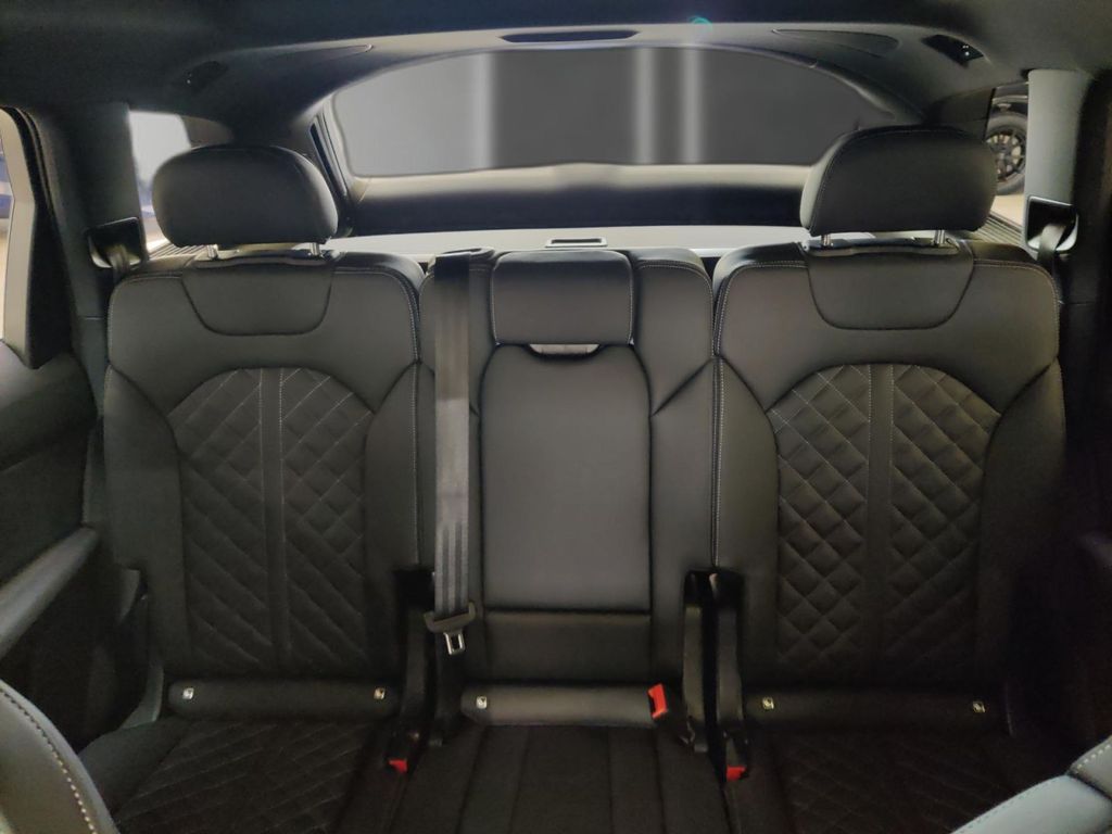 Audi SQ7 2025