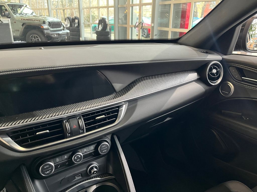 Alfa Romeo Stelvio 2025