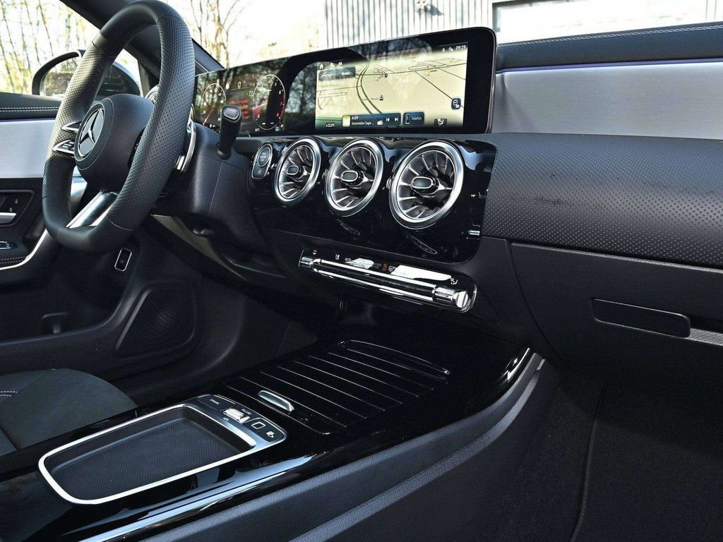Mercedes-Benz CLA 180 2025