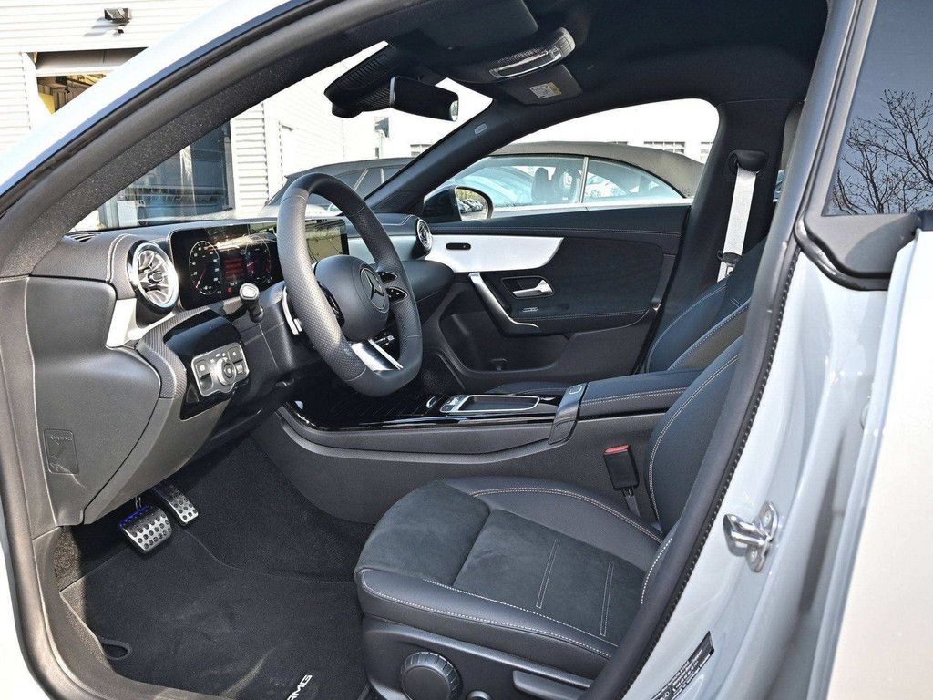 Mercedes-Benz CLA 180 2025