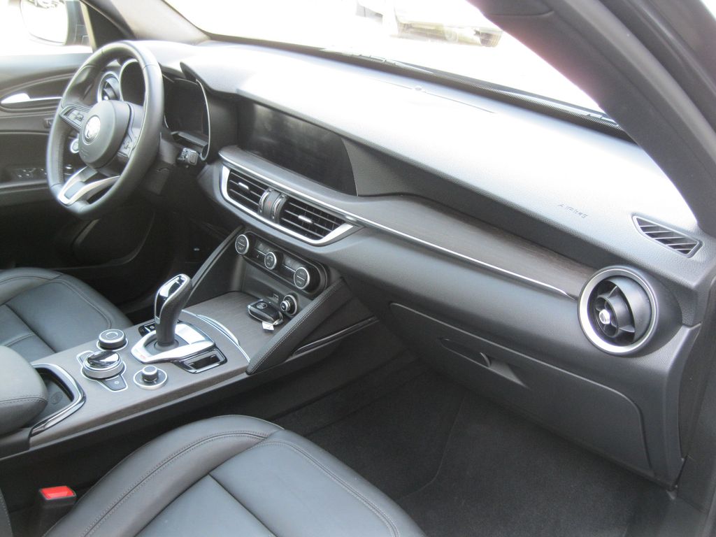 Alfa Romeo Stelvio 2023