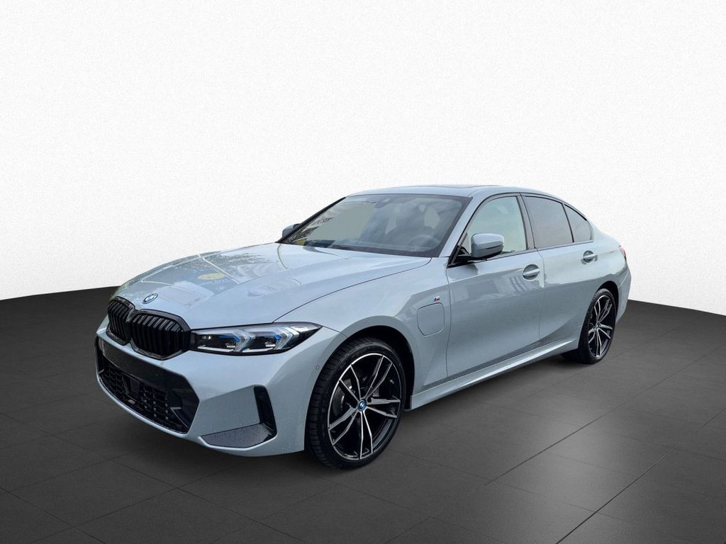 BMW 330 2025