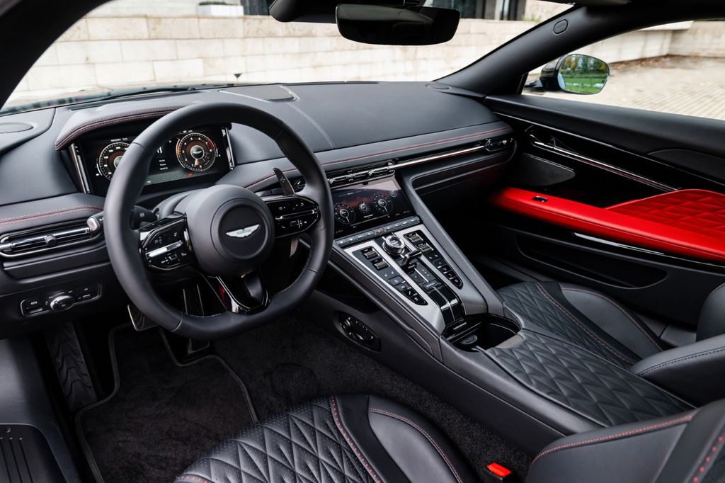 Aston Martin DB12 2023