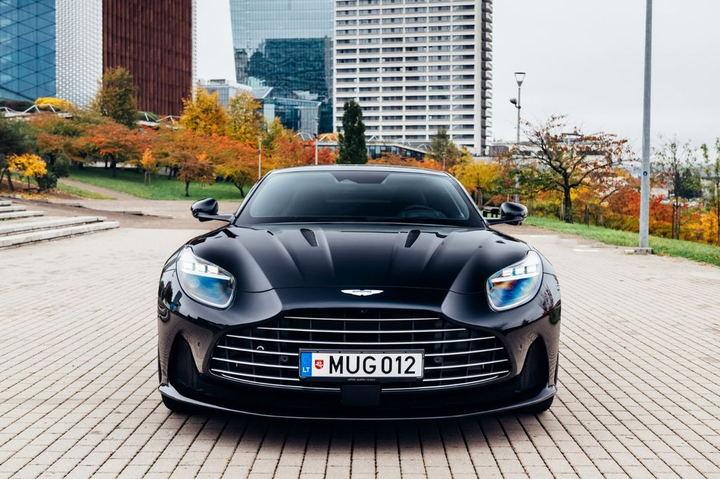Aston Martin DB12 2023