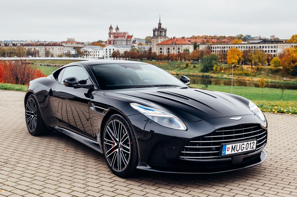 Aston Martin DB12 2023