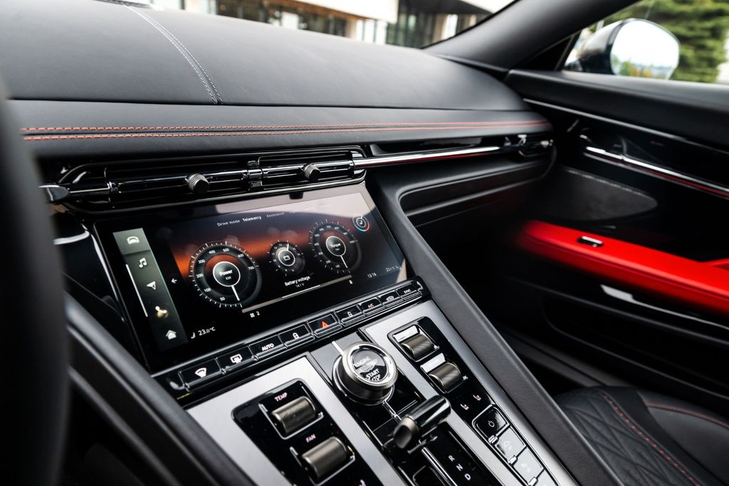 Aston Martin DB12 2023