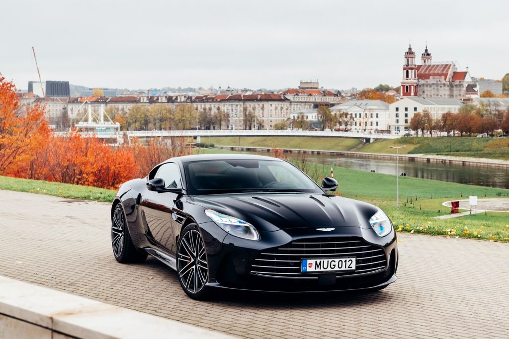 Aston Martin DB12 2023