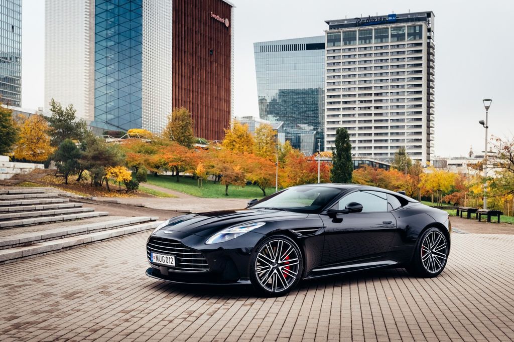 Aston Martin DB12 2023