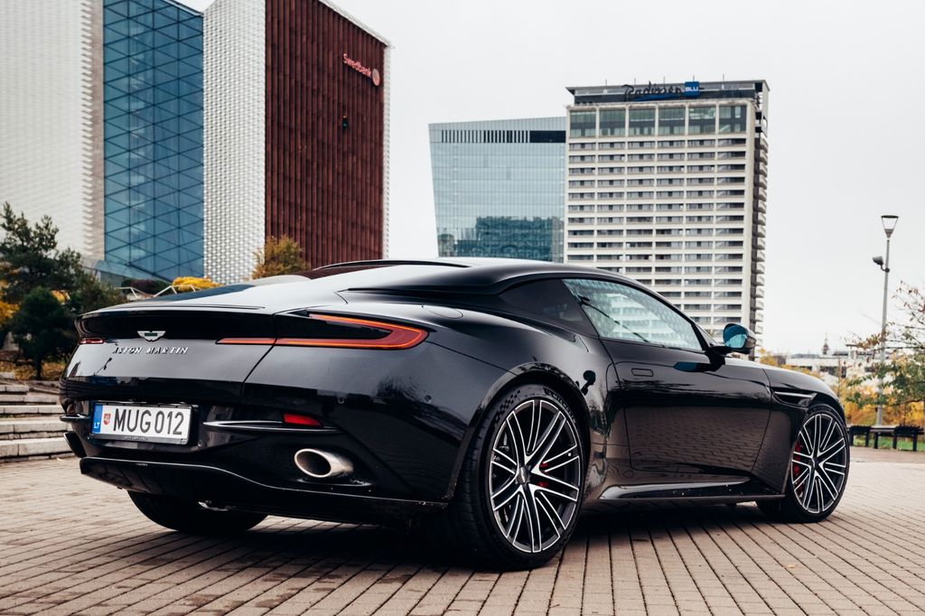 Aston Martin DB12 2023