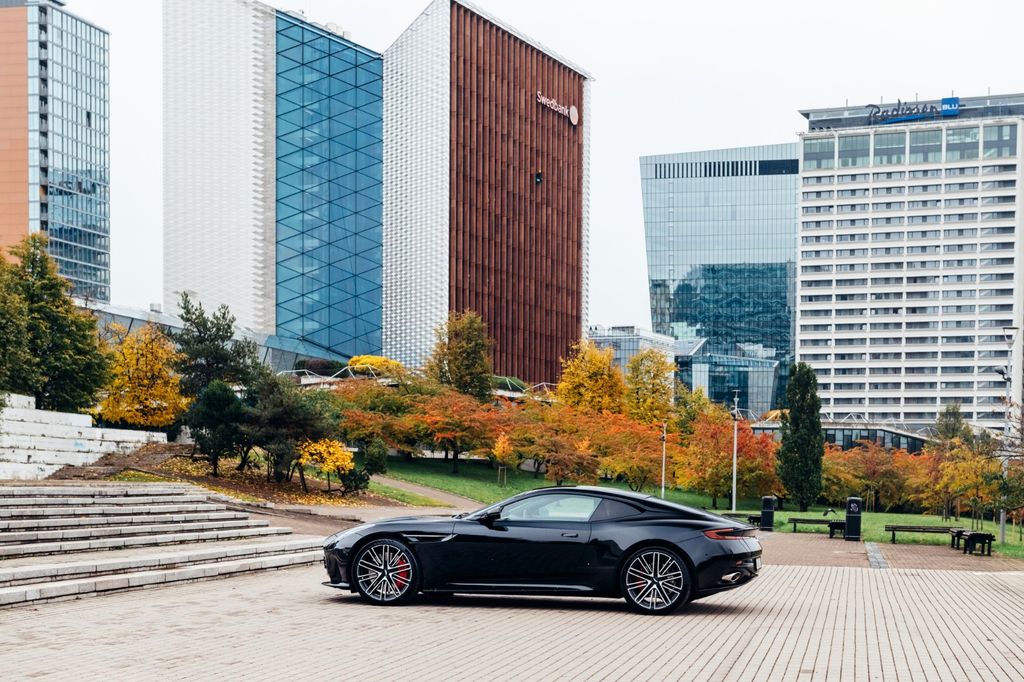 Aston Martin DB12 2023