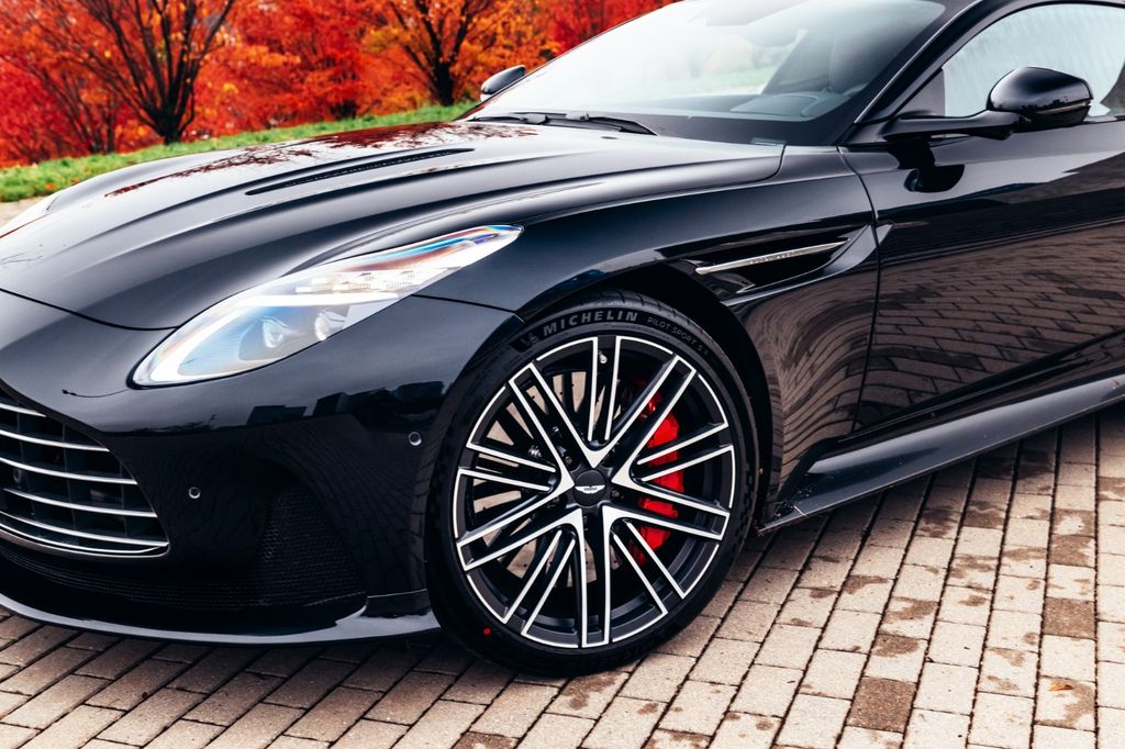 Aston Martin DB12 2023