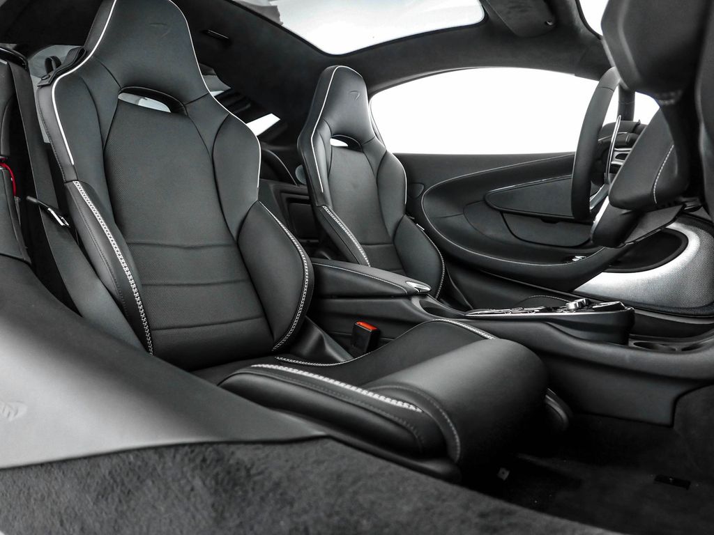 McLaren GT 2025