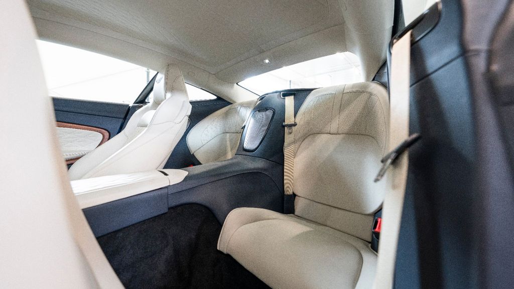 Aston Martin DB12 2024