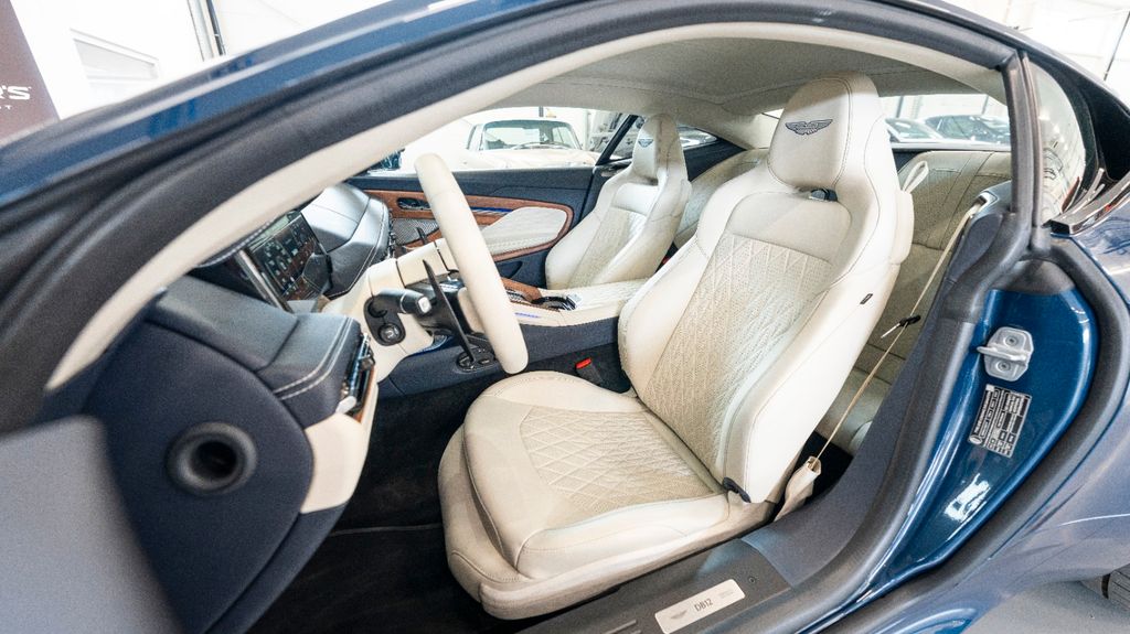 Aston Martin DB12 2024