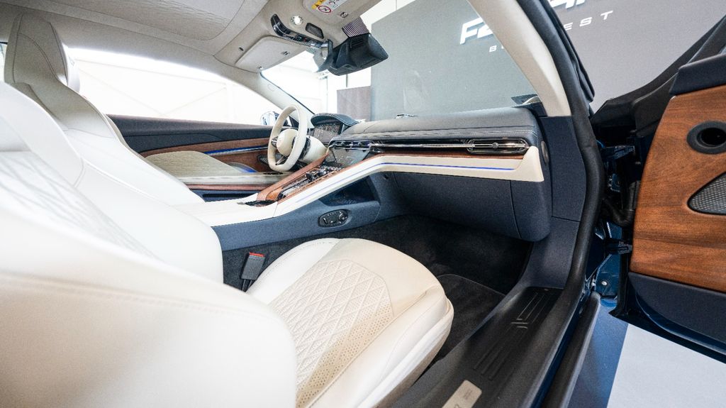 Aston Martin DB12 2024