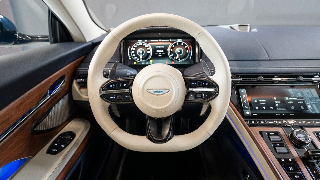 Aston Martin DB12 2024