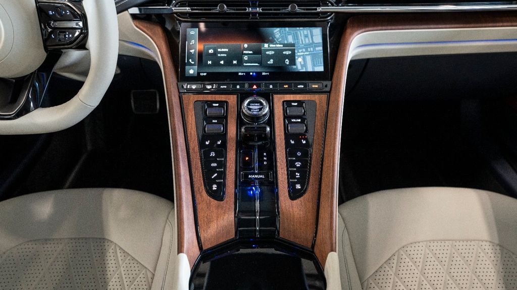 Aston Martin DB12 2024