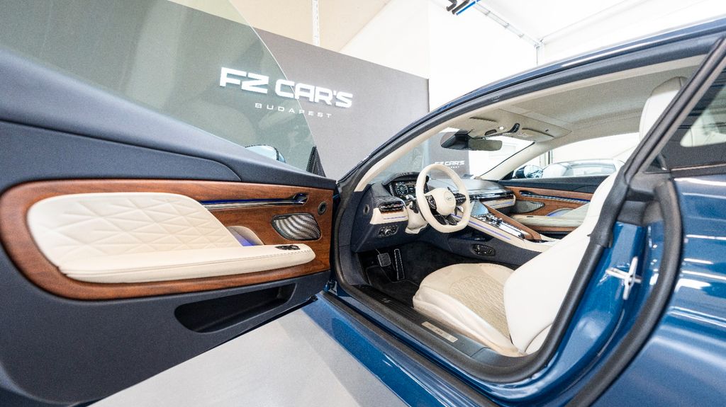 Aston Martin DB12 2024