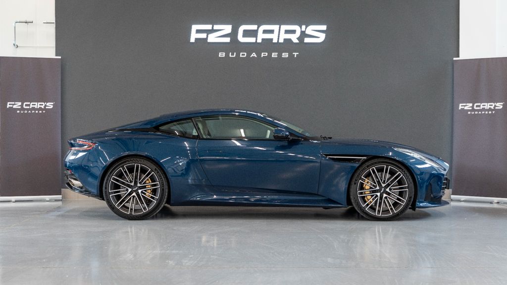 Aston Martin DB12 2024