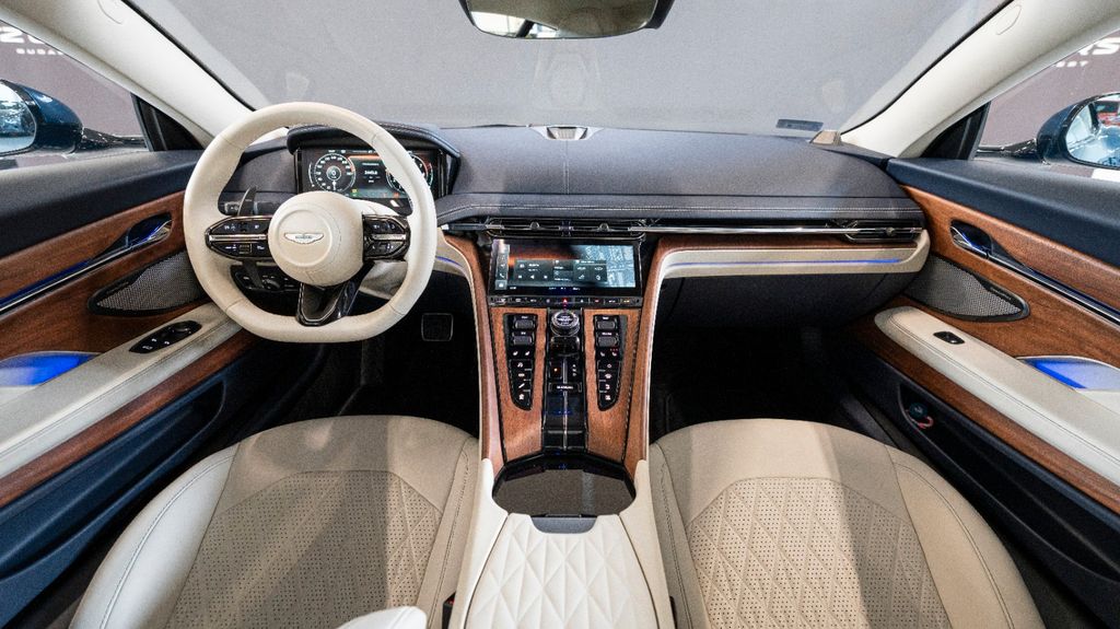 Aston Martin DB12 2024