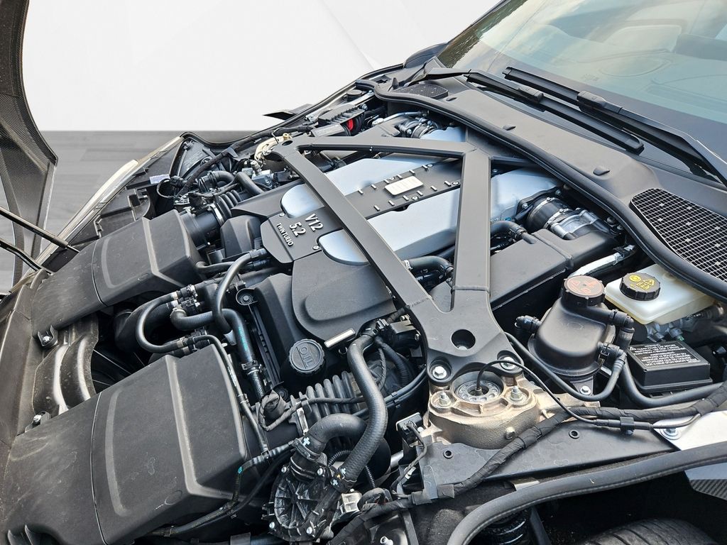 Aston Martin DBS 2024