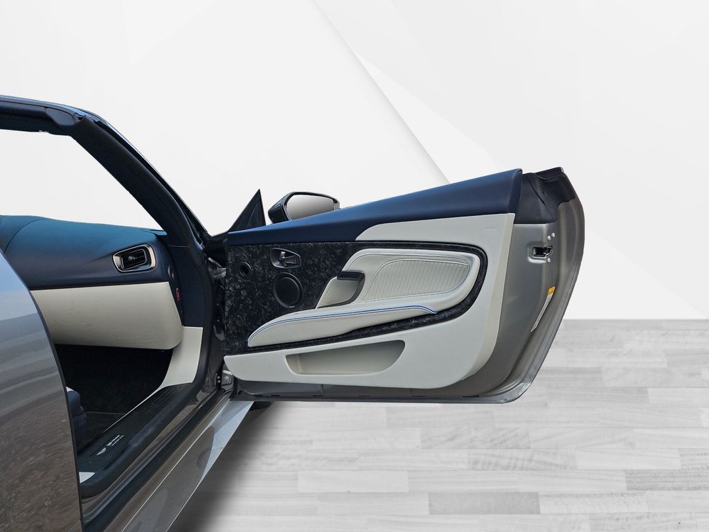 Aston Martin DBS 2024