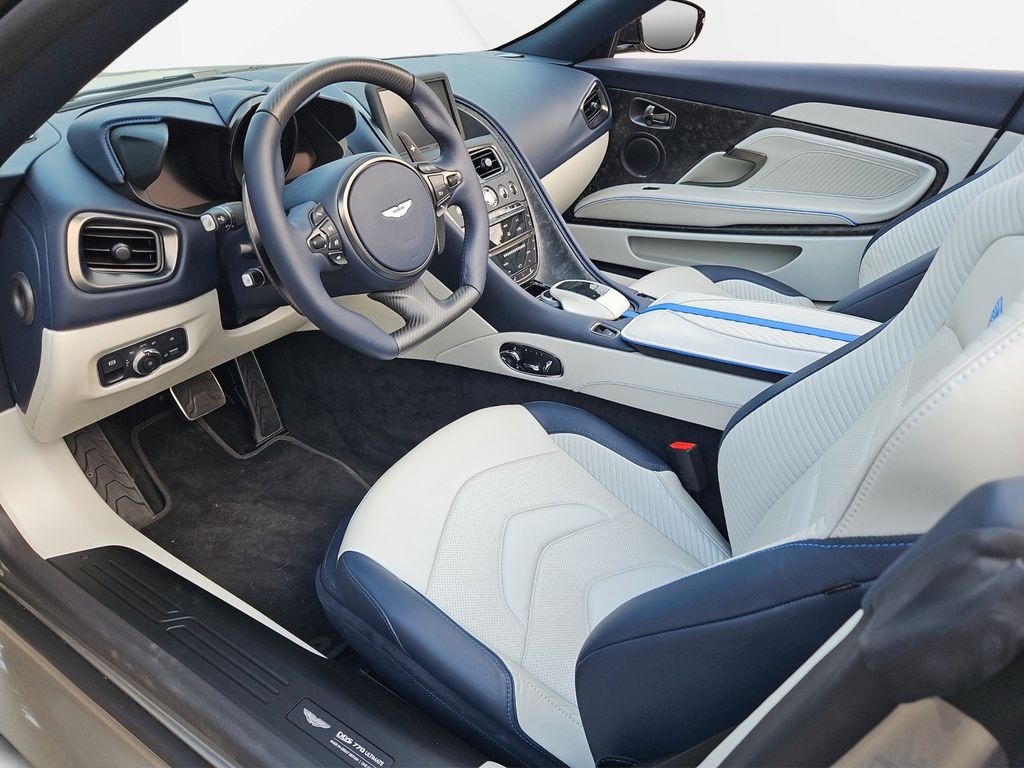 Aston Martin DBS 2024
