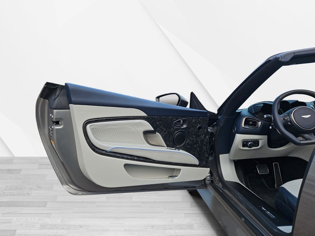 Aston Martin DBS 2024